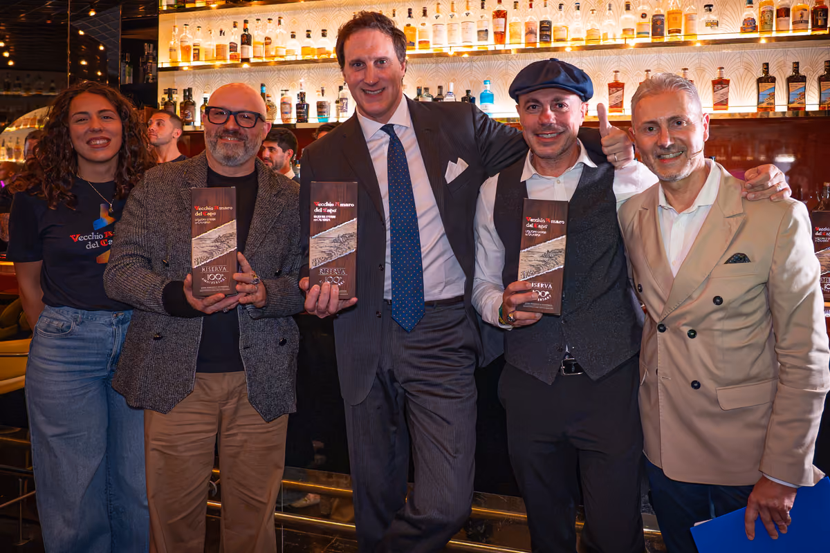 Fabrizio Tacchi, competition director della Capo Cocktail Competition, con la giuria