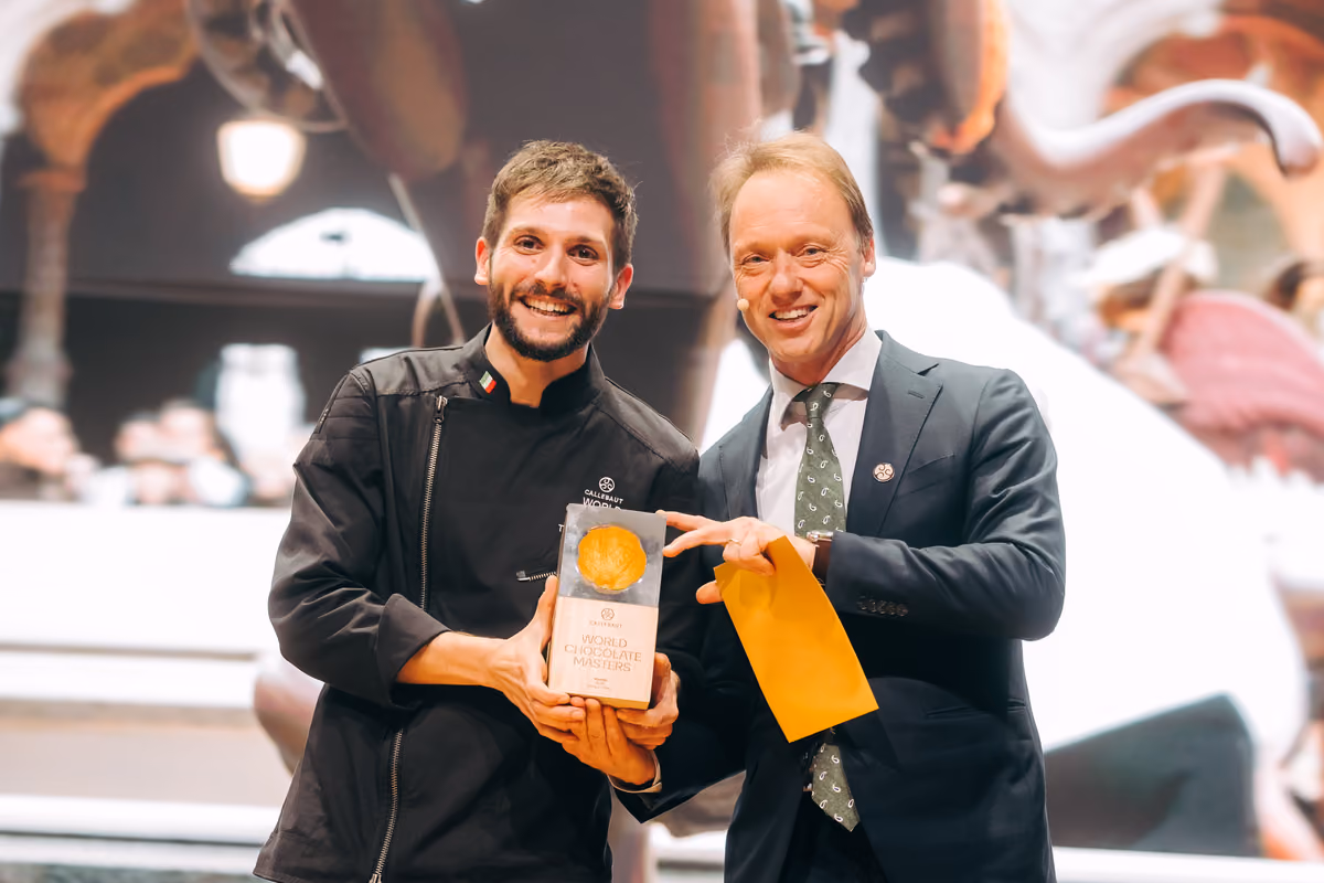 La premiazione di Tommaso Grollero, proclamato nuovo World Chocolate Master 2026 sul palco della Handelsbeurs ad Anversa