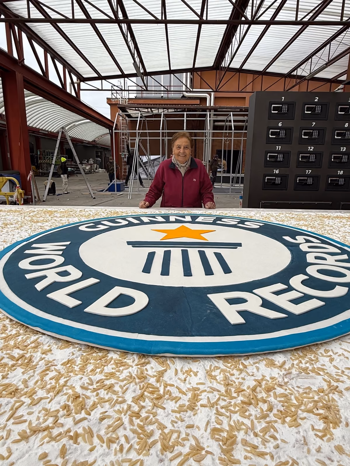 Nonna Silvi posa orgogliosa davanti alla maxi "torta della nonna" da oltre 320 kg con cui ha conquistato il Guinness World Record