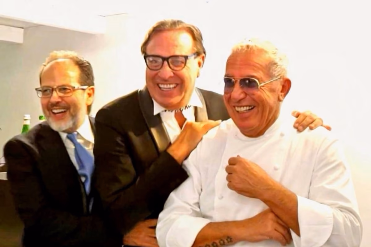Da sinistra: lo chef Igles Corelli, il dottor Mauro Mario Mariani e l’esperto di caffè Mauro Cipolla durante la presentazione del libro al forum a Napoli