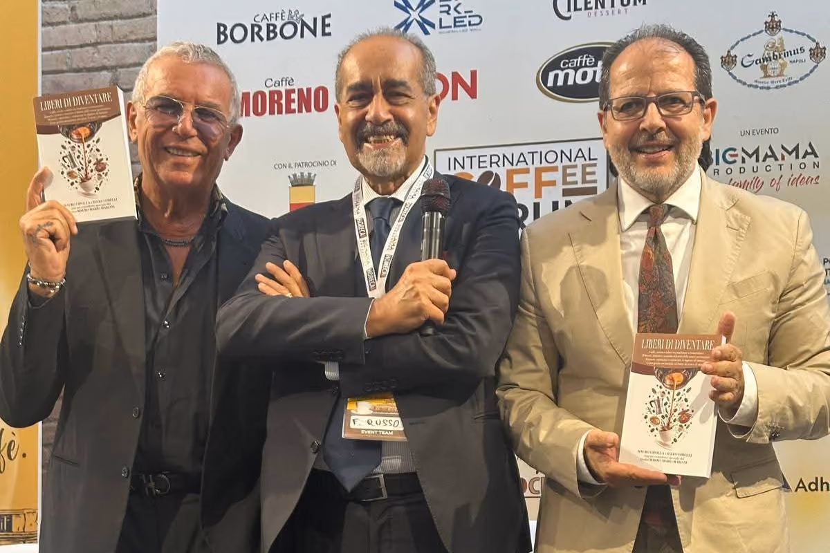 Igles Corelli, il giornalista Fabio Russo e Mauro Cipolla mostrano una copia di Liberi di diventare