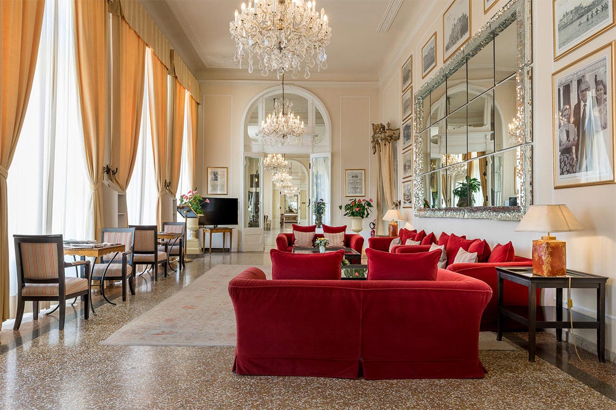 Una sala del Grand Hotel di Rimini, 5 stelle di Batani Select Hotels Le mille offerte dei Batani Hotels Accoglienza in piena sicurezza