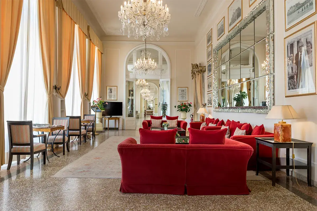 Una sala del Grand Hotel di Rimini, 5 stelle di Batani Select Hotels Le mille offerte dei Batani Hotels Accoglienza in piena sicurezza