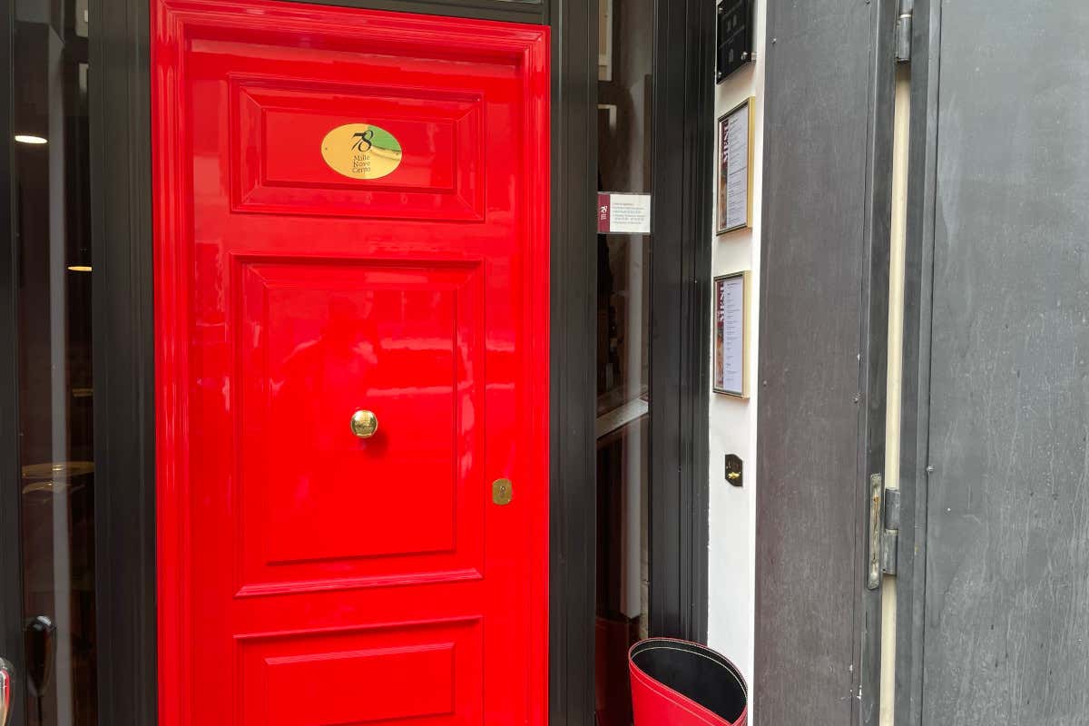 La porta rossa d'ingresso al 1978  Al 1978 Valerio Braschi interpreta con creatività i sapori d'Oriente