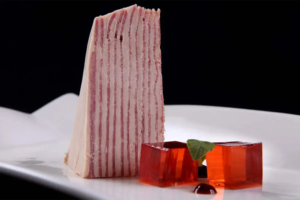 Millefoglie di lingua di vitello e foie-gras, gel&eacute;e al porto Millefoglie di lingua di vitello e foie-gras, gel&eacute;e al porto