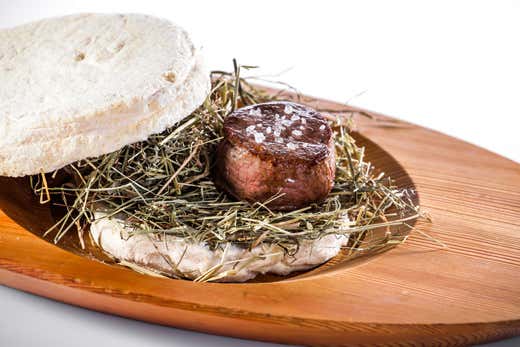 Bue di malga e fieno (foto: Daniel T&ouml;chterle)