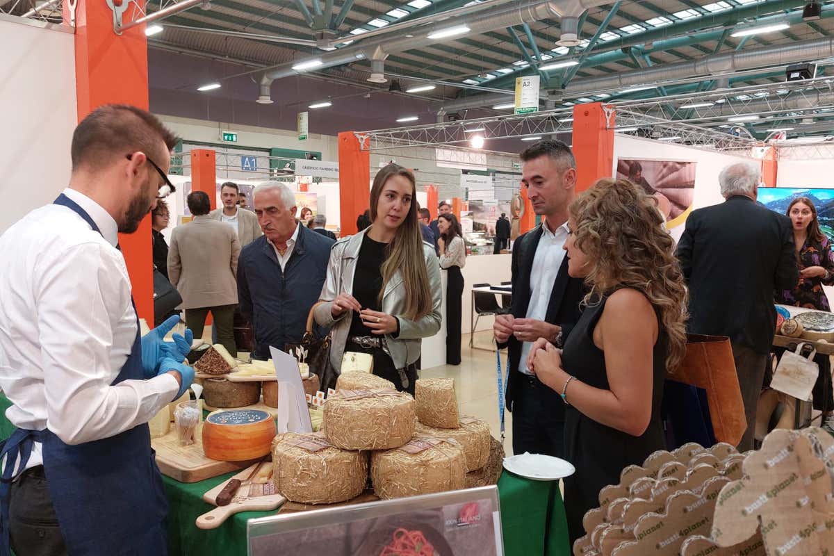 Oltre 40 paesi stranieri B2Cheese, Bergamo punto di riferimento per la filiera lattiero-casearia Oltre 40 paesi stranieri B2Cheese, Bergamo punto di riferimento per la filiera lattiero-casearia