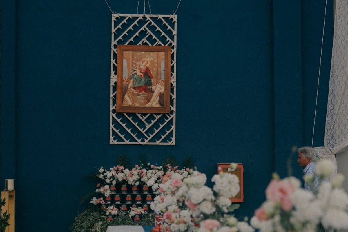 Altarino alla Vergine con scatole di pomodori. Foto: Mia Di Domenico A Casa Marrazzo la festa per la raccolta del Pomodoro San Marzano Dop