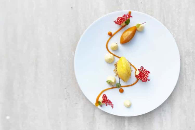 Cremoso al cioccolato bianco con variazioni di mango e passione fruit Tradizione e tecnologia nella cucina di Matteo Antoniello al Posta Marcucci