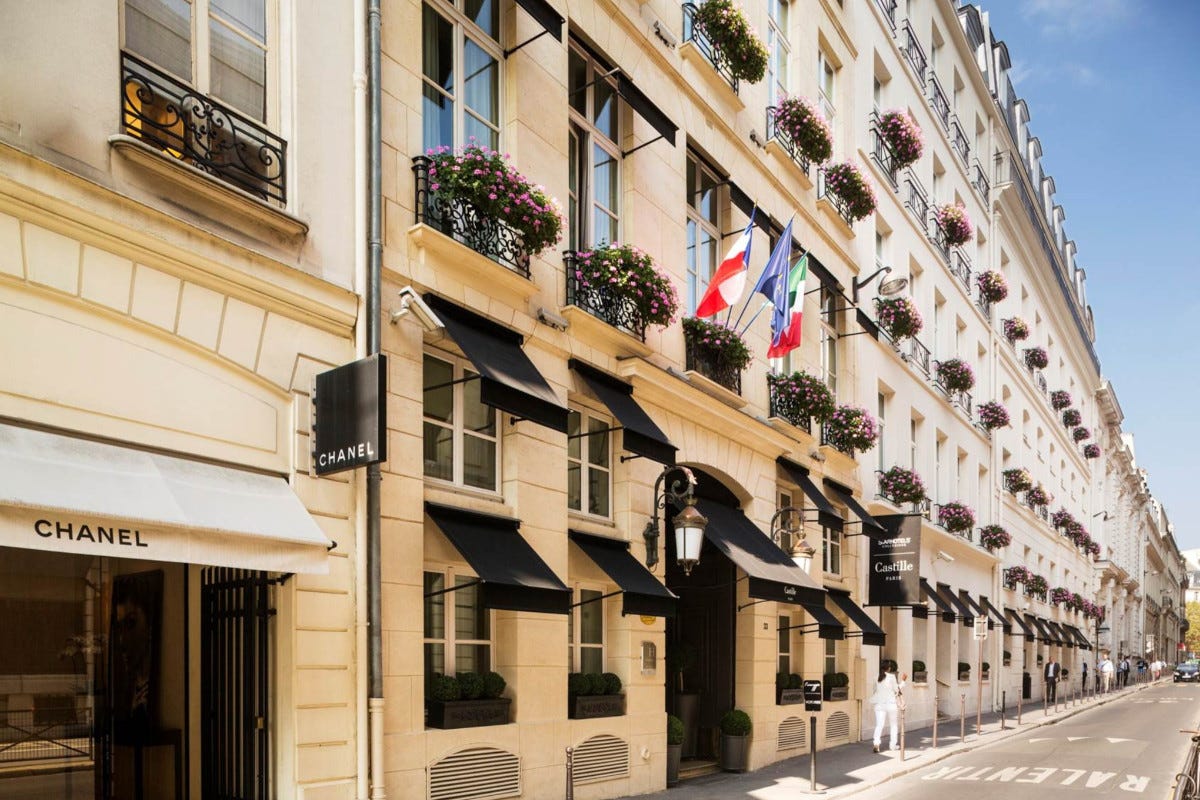 Entriamo nella nuova esclusiva suite del boutique hotel Castille Paris
