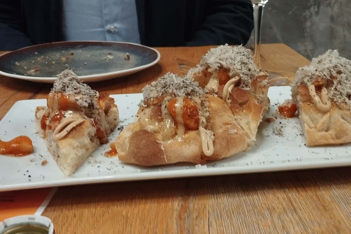 L'impasto della pizza in cucina: il risultato della cena di Cicerone e Manicone