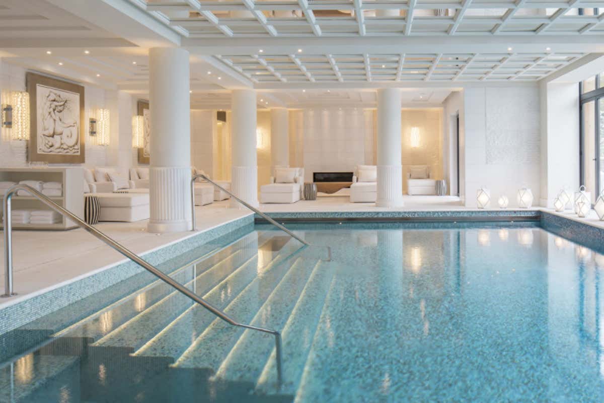 Il lusso delle Alpi francesi d'estate in due hotel tra le vette