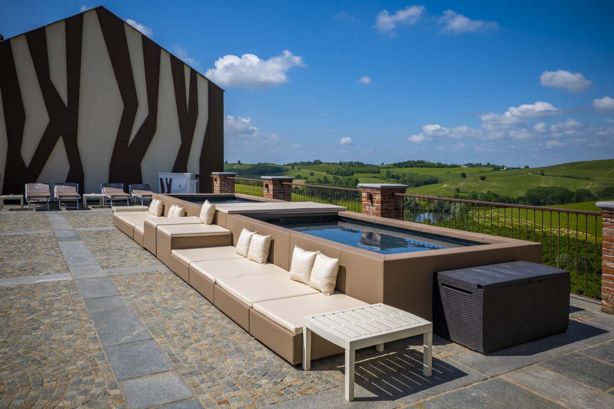 Estate tra i vigneti: Montalbera apre la sua terrazza con Jacuzzi Estate tra i vigneti: Montalbera apre la sua terrazza con Jacuzzi