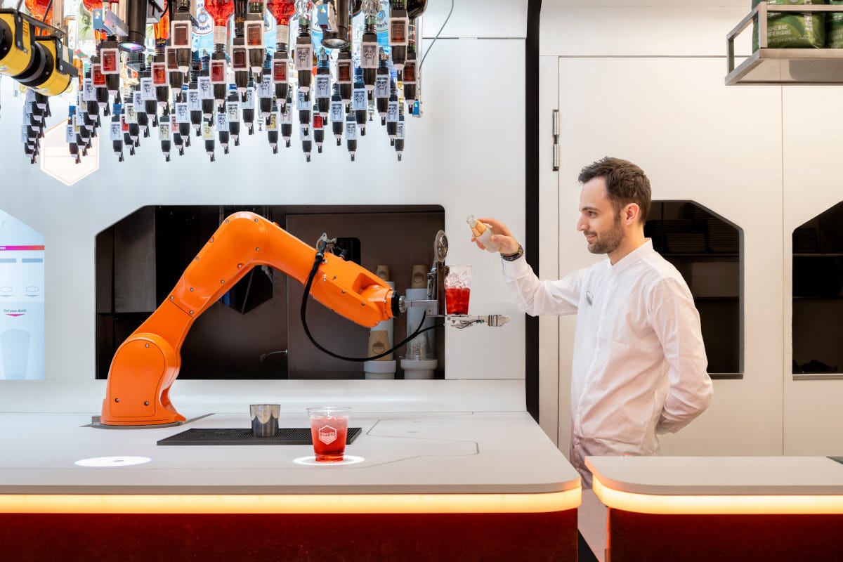 Toni Compatto, nuovo barista a Torino… ma è un robot del bar Shaker