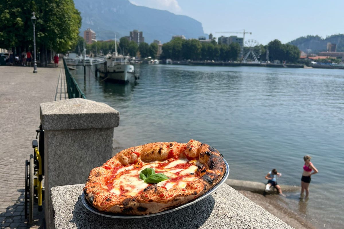 Pizza napoletana vista lago al nuovo Vasinikò di Lecco