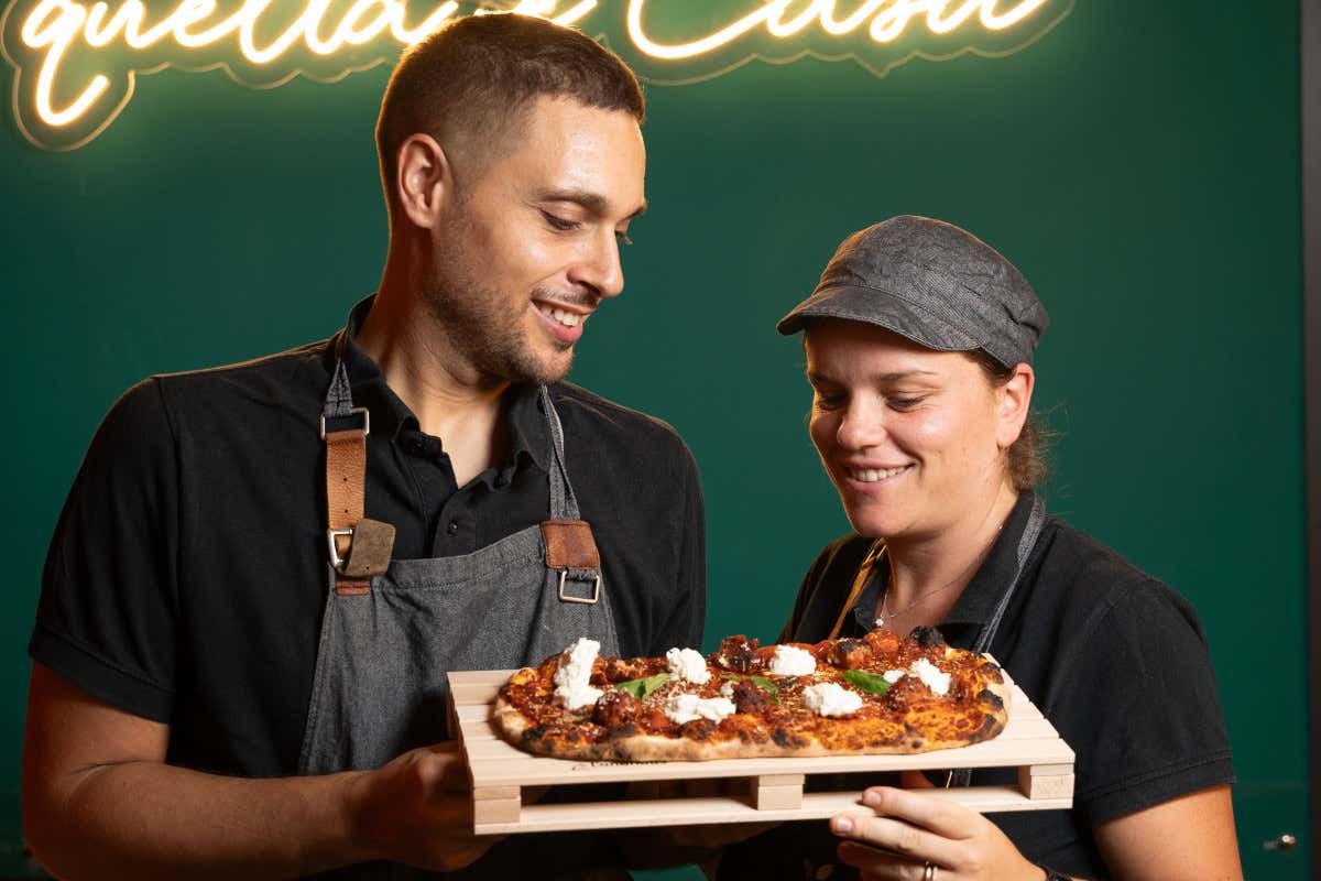 Ad Acerra a “Casa Giglio” per mangiare la pizza a ruota di carro