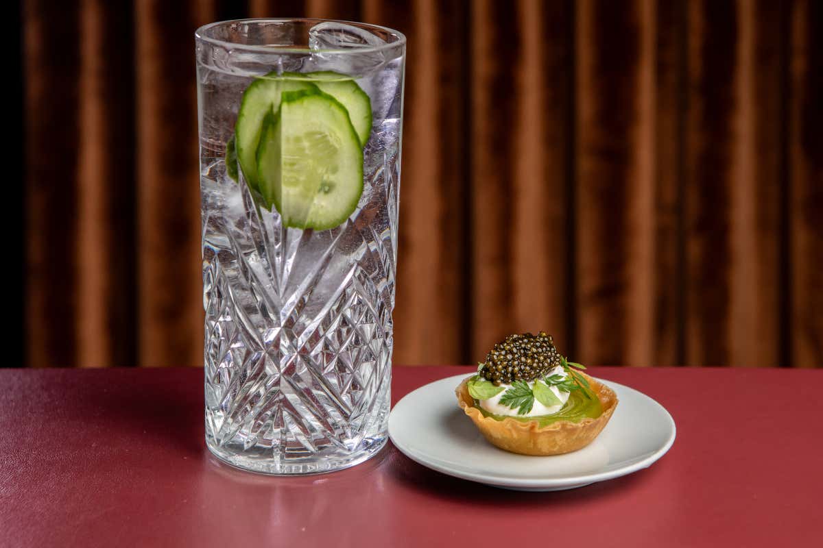 Stupire gli ospiti all’aperitivo delle feste? Segui il rito del cetriolo di Natale