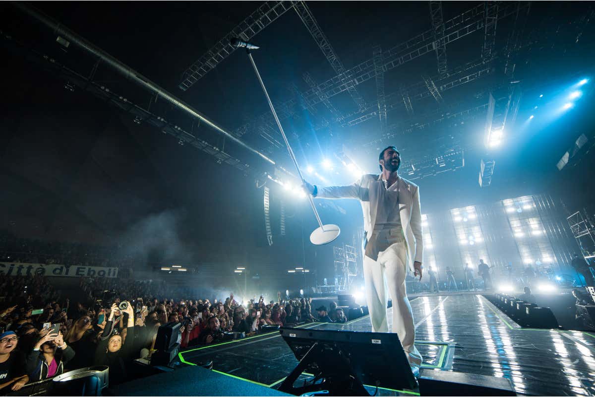 Marco Mengoni durante uno dei suoi concerti 