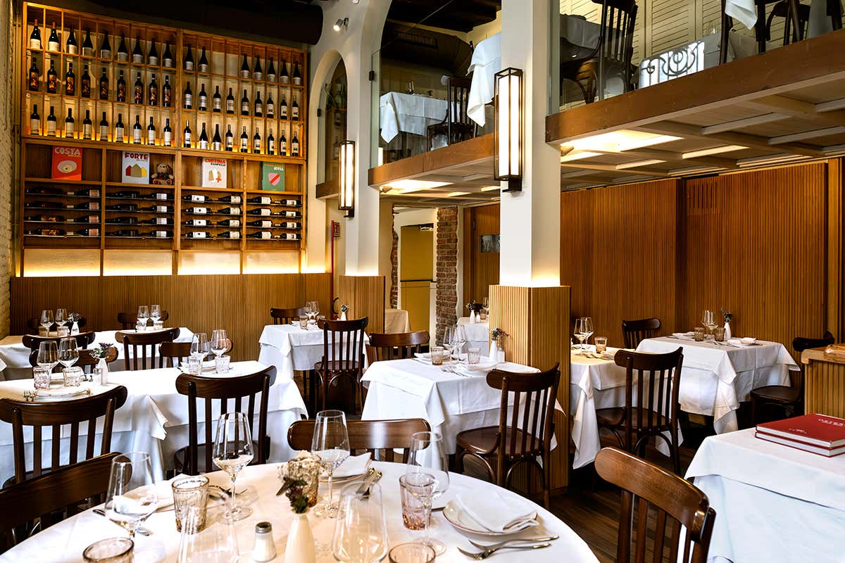 La sala interna di Osteria delle Corti