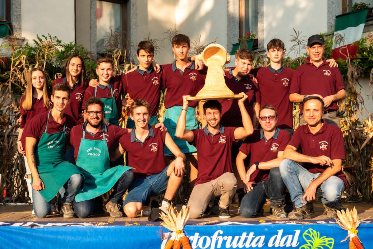 La tradizionale polenta Carbonera vince le Polentiadi di Storo