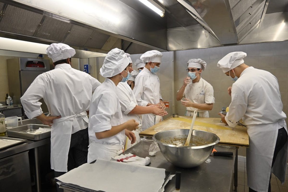 Studenti al lavoro nel ristorante didattico Saporintemne Don Gnocchi non solo un alberghiero: il lavoro si impara al ristorante didattico