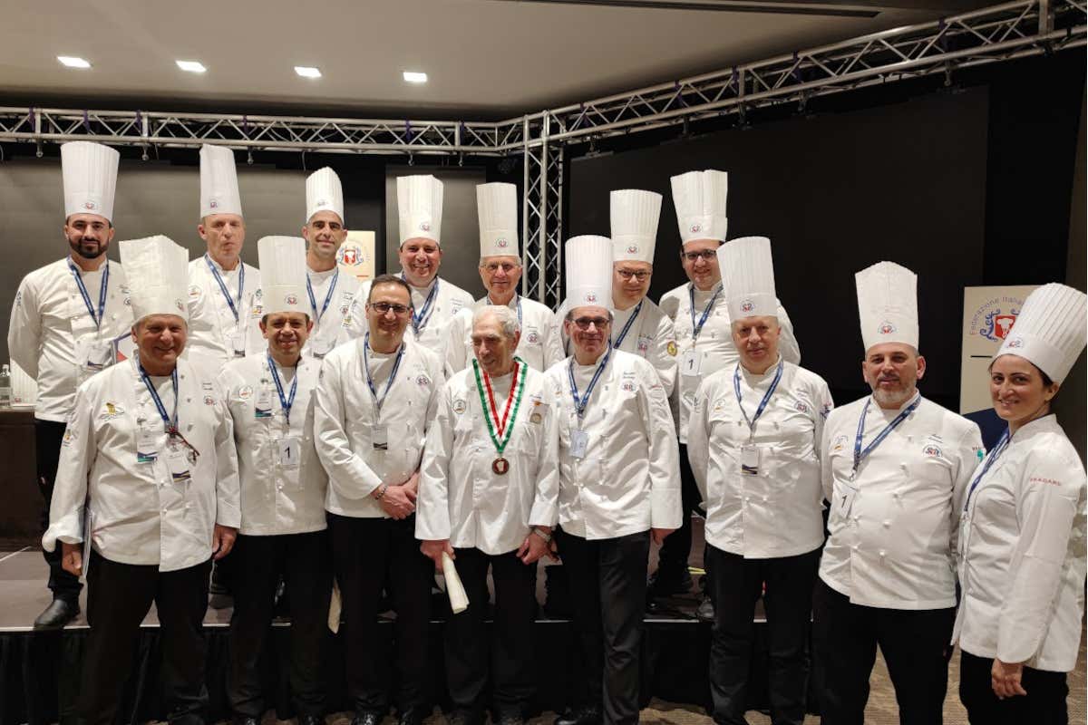 I membri dell’Unione Regionale Cuochi Siciliani Unione Regionale Cuochi Siciliani conquista il “Trofeo delle Regioni” I membri dell’Unione Regionale Cuochi Siciliani Unione Regionale Cuochi Siciliani conquista il “Trofeo delle Regioni”