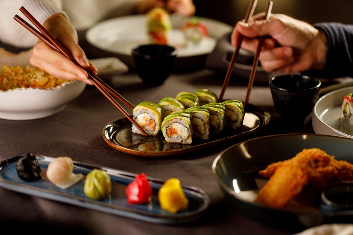 Sushi, quali saranno le tendenze del piatto giapponese in Italia? Gli uramaki i preferiti