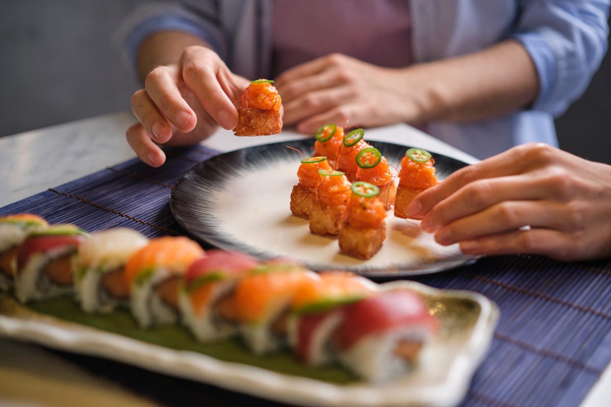 Sushi, quali saranno le tendenze del piatto giapponese in Italia? Gli uramaki i preferiti