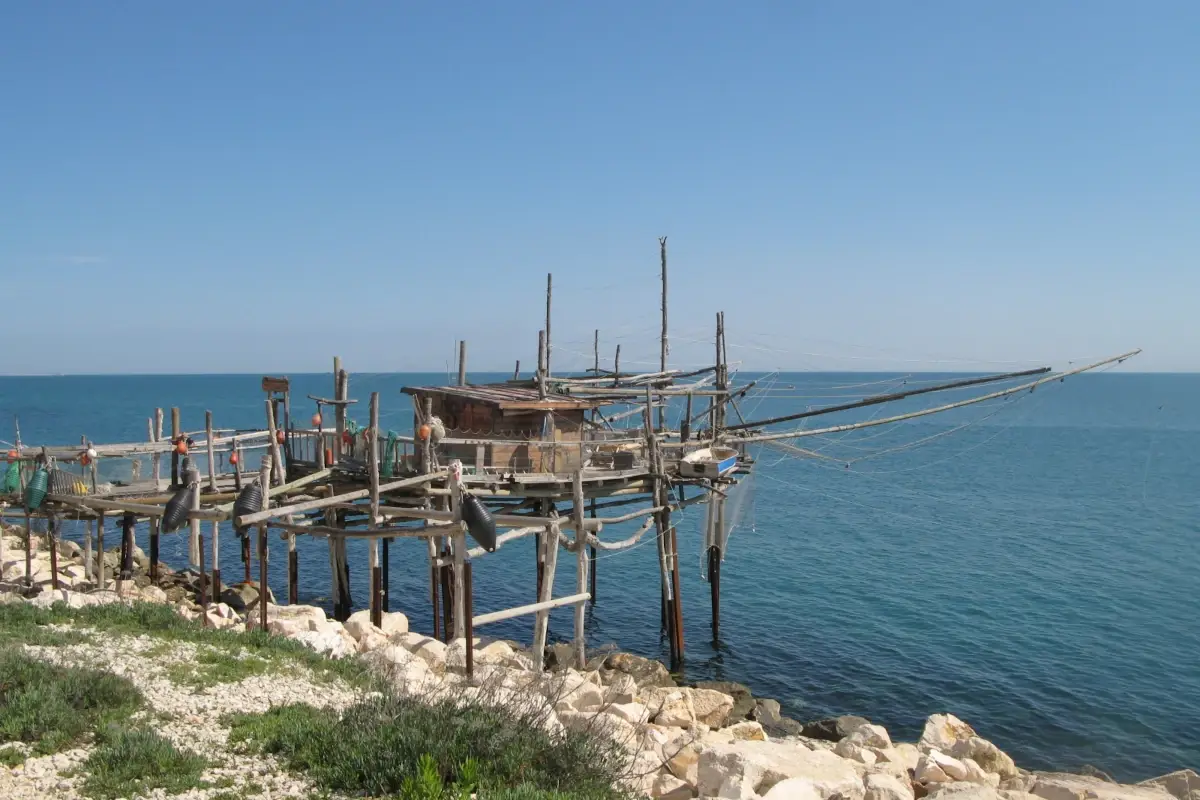 Caratteristico trabocco L&rsquo;Abruzzo pi&ugrave; wild tra montagne, mare e prodotti tipici
