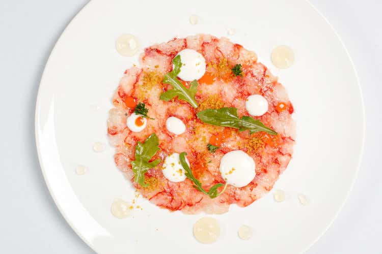 Battuta di gamberi rossi con acqua di pomodoro, capperi, origano e crema di bufala Un’estate… Almare di Fano