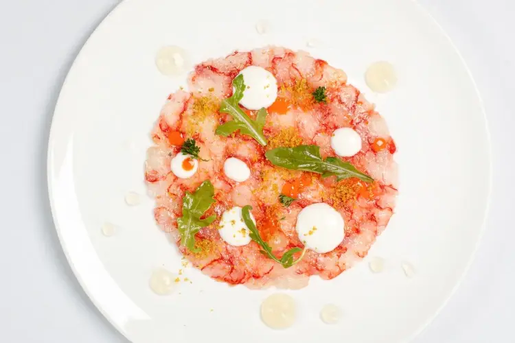 Battuta di gamberi rossi con acqua di pomodoro, capperi, origano e crema di bufala Un’estate… Almare di Fano