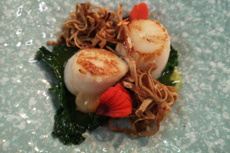 Cappesante, cavolo riccio, noodels di castagne Ristorante La Primula a San Quirino, da 150 una famiglia unita in cucina