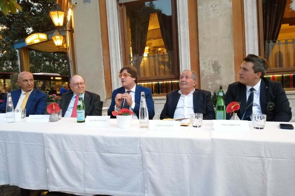 Da sinistra, Pietro Lepore, Cesare Avenia, Luigi Maria Verrengia, Francesco Lepore e Pietro Iadicicco All'Harry's bar di Roma i vini casertani di Galluccio e di Terra di lavoro Da sinistra, Pietro Lepore, Cesare Avenia, Luigi Maria Verrengia, Francesco Lepore e Pietro Iadicicco All'Harry's bar di Roma i vini casertani di Galluccio e di Terra di lavoro