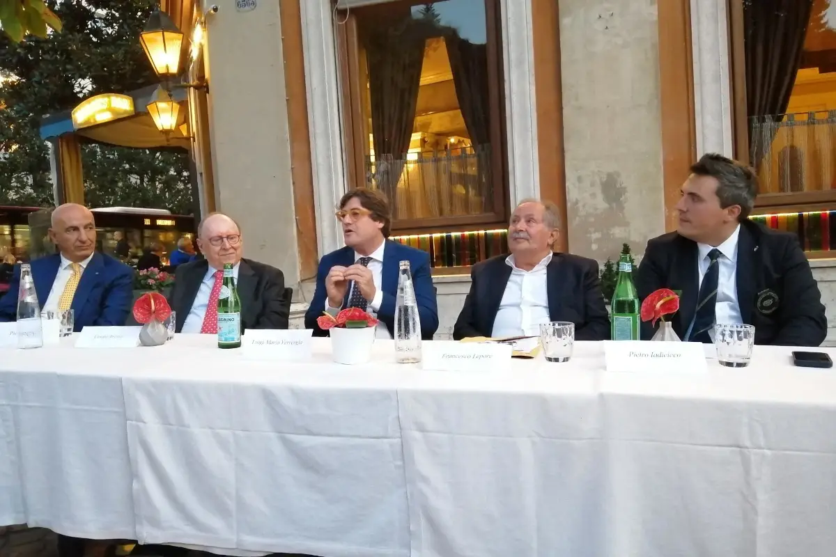 Da sinistra, Pietro Lepore, Cesare Avenia, Luigi Maria Verrengia, Francesco Lepore e Pietro Iadicicco All'Harry's bar di Roma i vini casertani di Galluccio e di Terra di lavoro