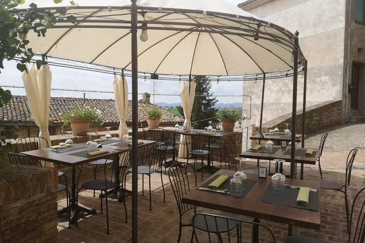 Nova Taberna a Corinaldo, ristorantino panoramico con vista mozzafiato