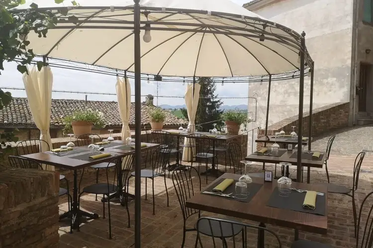 Nova Taberna a Corinaldo, ristorantino panoramico con vista mozzafiato