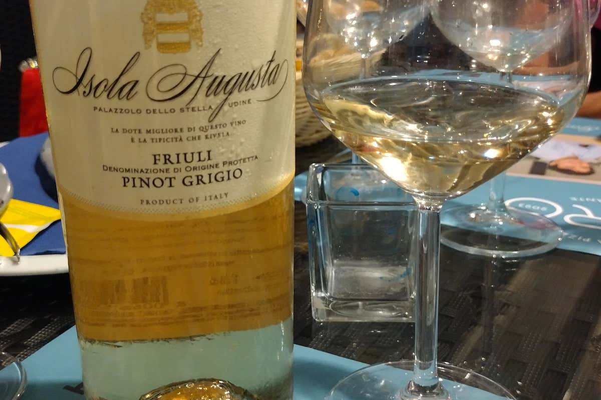 All’Antica Pizzeria Ciro 1923 il vino perfetto per mozzarella e pizza Margherita All’Antica Pizzeria Ciro 1923 il vino perfetto per mozzarella e pizza Margherita