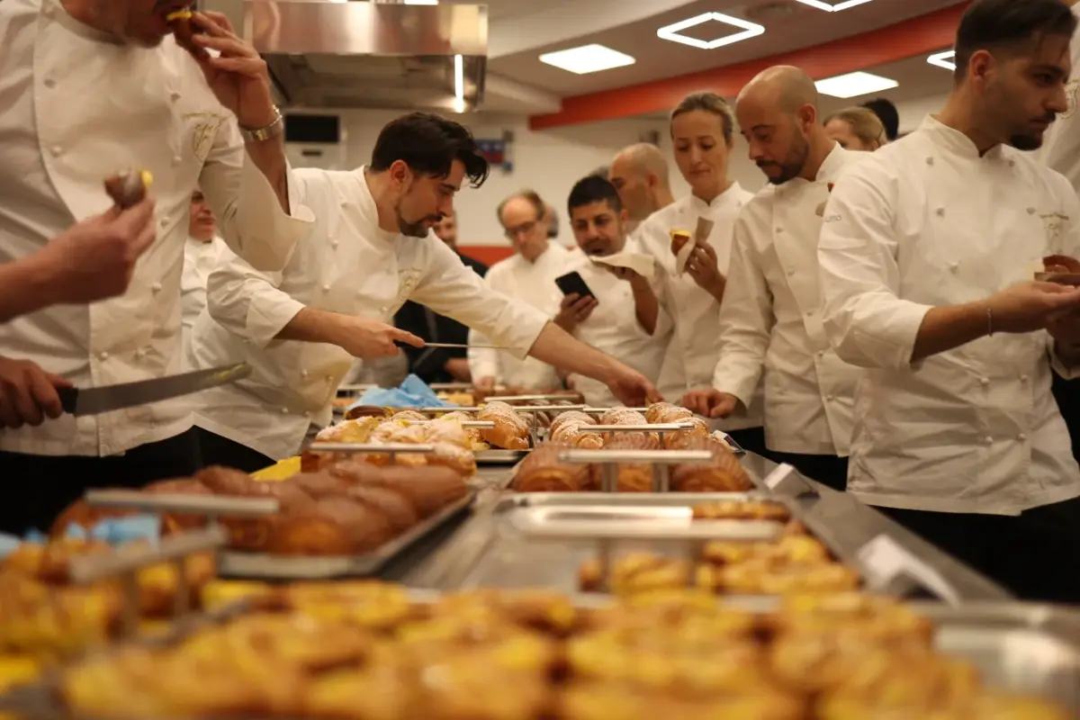 L'assaggio durante il seminario Apei Pasticceri dell&rsquo;anno i fratelli Andrea e Manuela Pansa