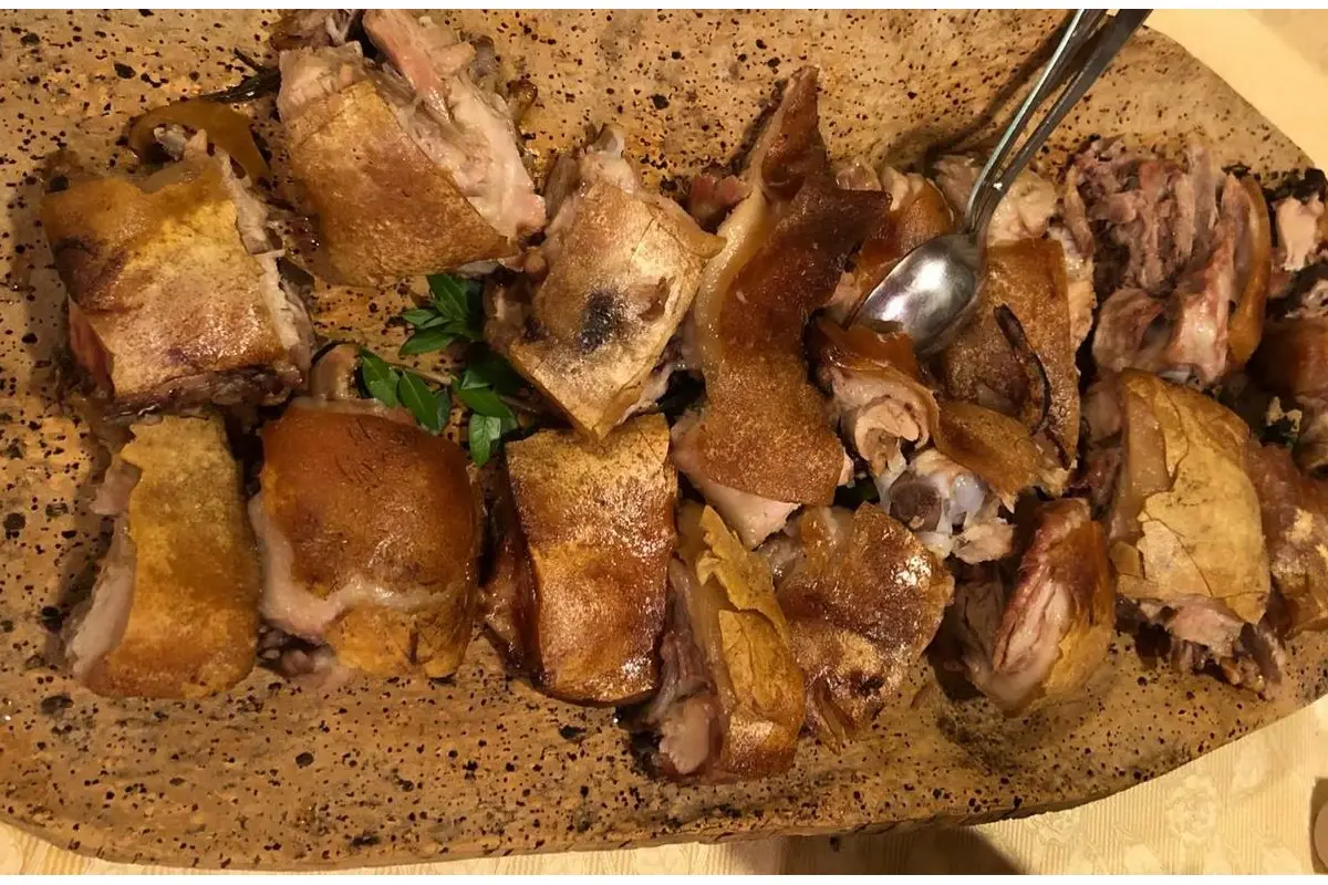 Porcetto al mirto Cantina Rigàtteri e Ristorante Da Bruno, sapori sardi in tavola