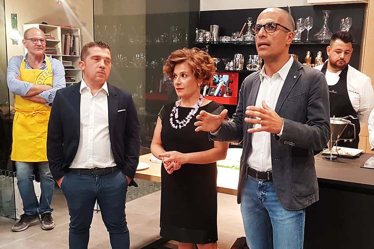 Davide e Gabriella Mul&egrave; insieme a Daniele Siena Davide e Gabriella Mul&egrave;, Daniele Siena(Alcamo, cene d&rsquo;autore da Charme)