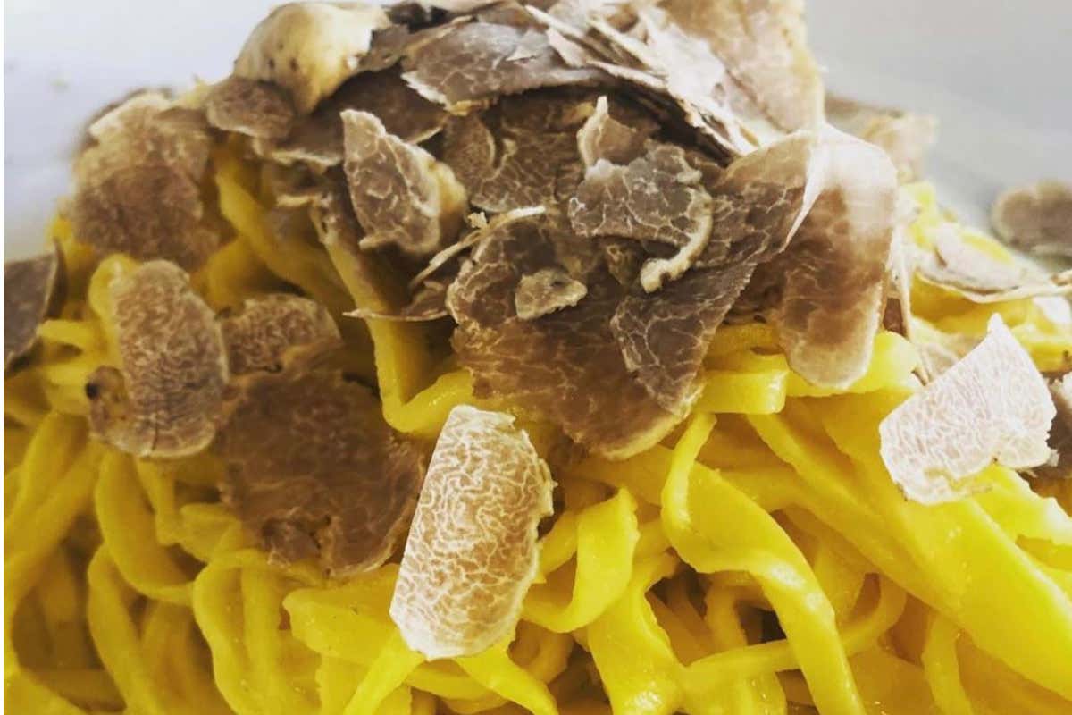 Un classico della cucina italiana: tagliatelle con tartufo Acqualagna in festa per il suo tartufo bianco