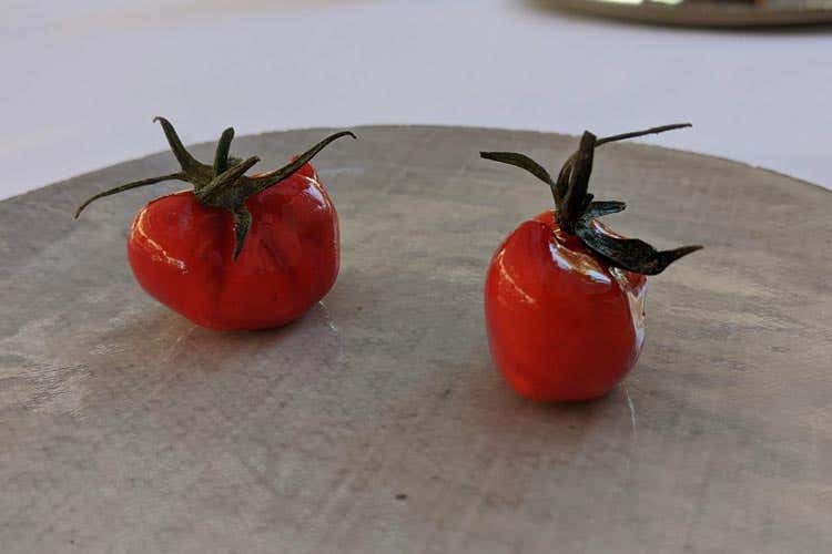 Finto pomodoro di mozzarella e capperi - Sotto il pergolato, Casa Coloni esalta le materie prime di Paestum