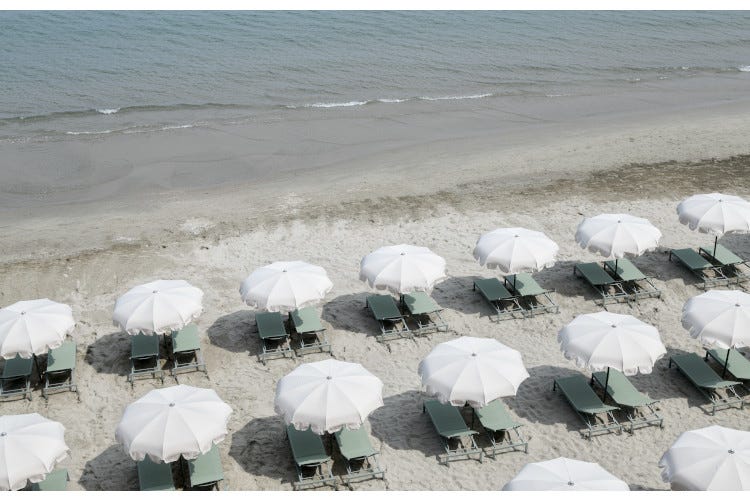 Hotel Windsor, rebirth of design and taste on the beach of Laigueglia