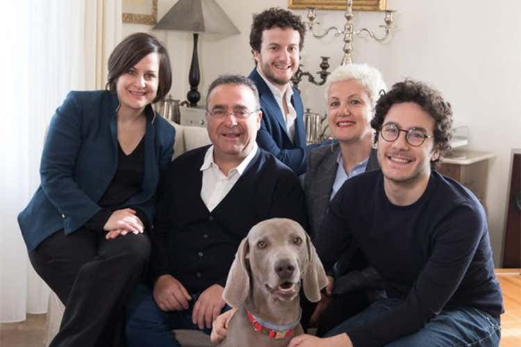 Jos&egrave;, Giuseppe, Salvatore, Giusy e Vincenzo Prezzemolo e il cane Krug