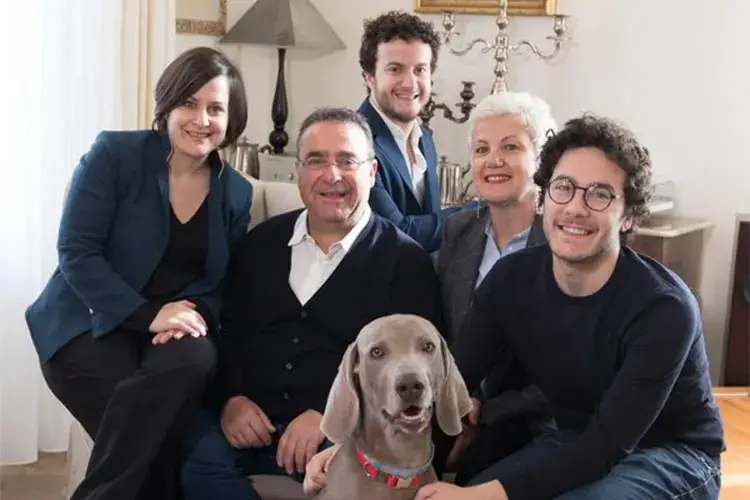 Jos&egrave;, Giuseppe, Salvatore, Giusy e Vincenzo Prezzemolo e il cane Krug