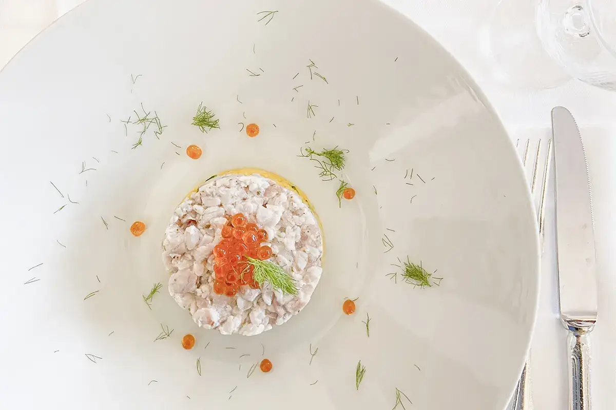Tartare di spigola con cous cous alle verdurine e uova di salmone