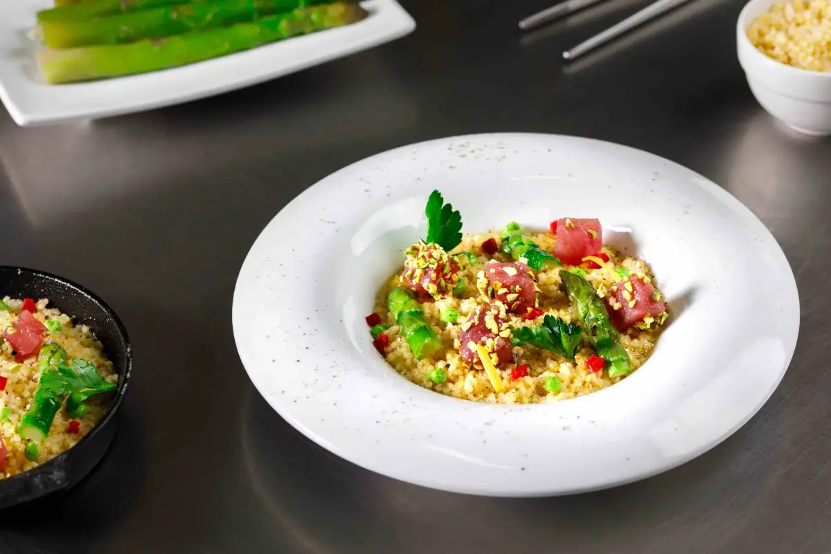Bulgur risottato con asparagi, tonno rosso al pistacchio, limone e salsa al prezzemolo Cereali e legumi pronti in pochi minuti: la soluzione per i menu d&rsquo;inverno