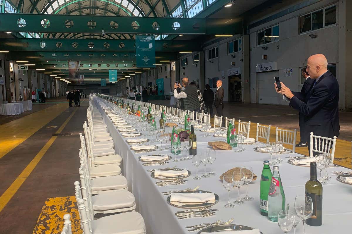 La lunga tavola per il 20 anni del Car Maxi tavola da 400 persone per la festa del Centro agroalimentare Roma