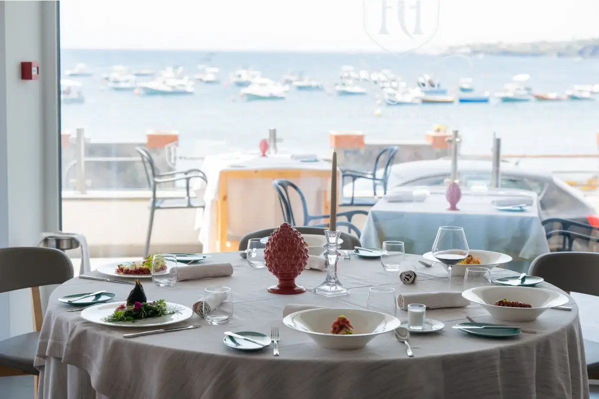 Al Grand Hotel Faraglioni, lungo il sentiero di miti e leggende