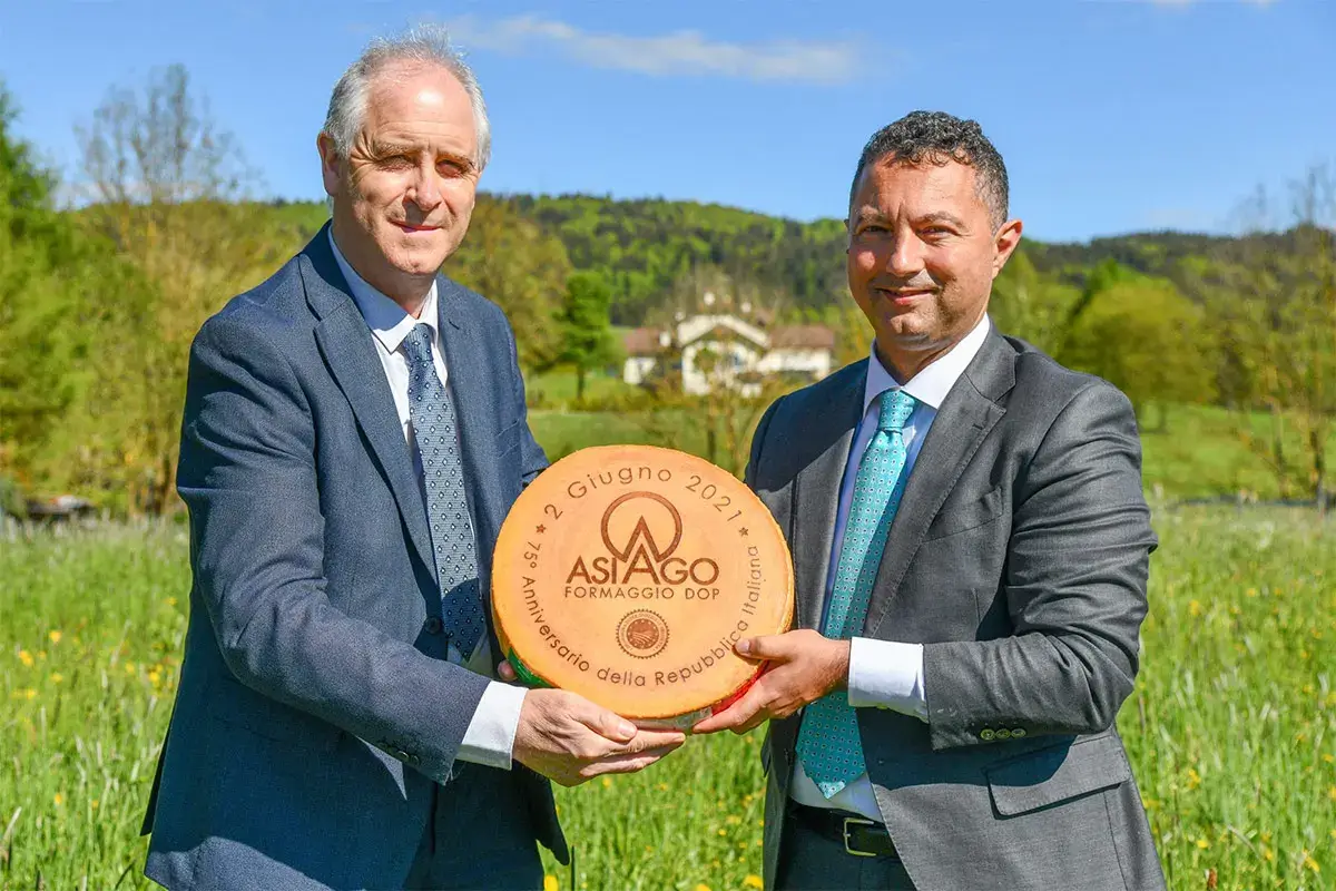 Il presidente del Consorzio Fiorenzo Rigoni con il direttore Flavio Innocenzi e e la forma di Asiago Dop 75 mesi Asiago Dop 75 mesi al Quirinale Il Consorzio festeggia il 2 giugno